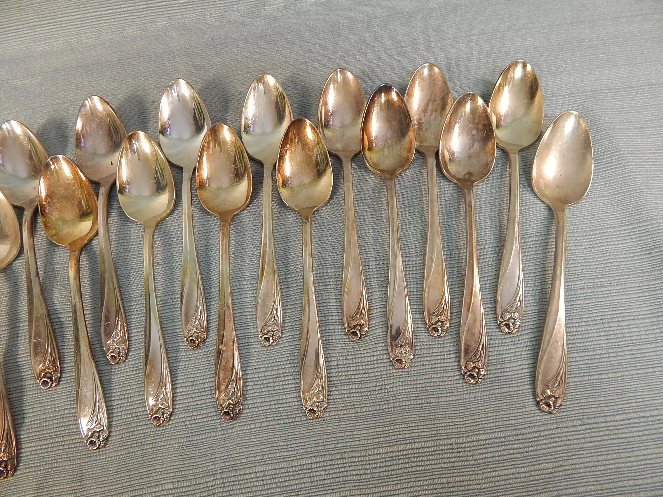 Vintage Rogers Bros. Daffodil Silverplated Flatware Set - 90 Pieces