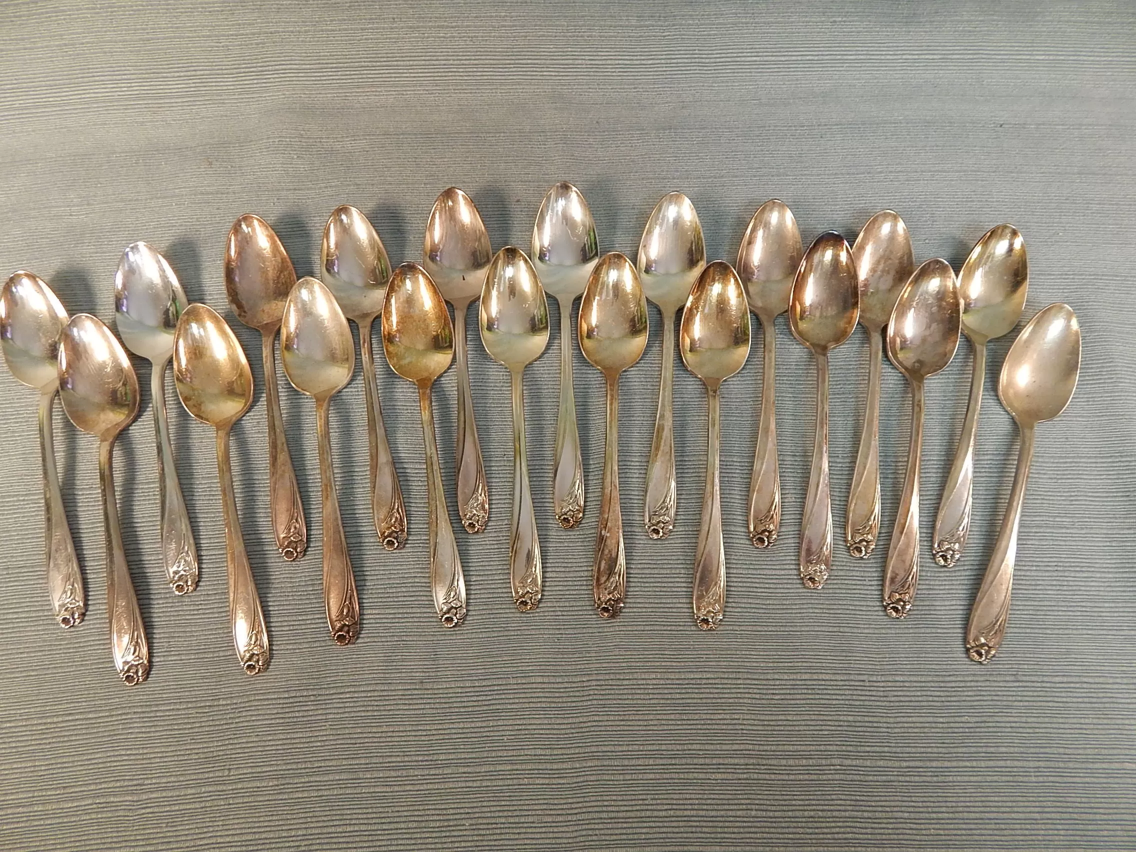 Vintage Rogers Bros. Daffodil Silverplated Flatware Set - 90 Pieces