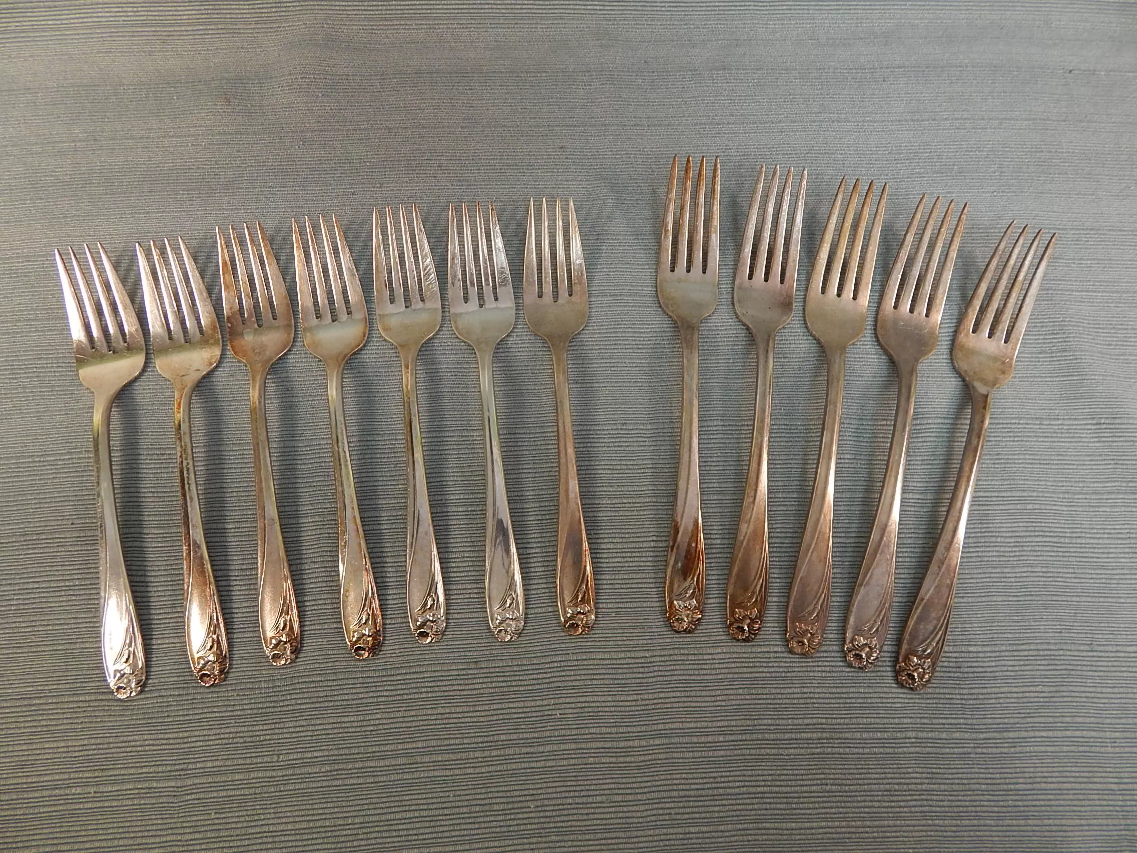 Vintage Rogers Bros. Daffodil Silverplated Flatware Set - 90 Pieces