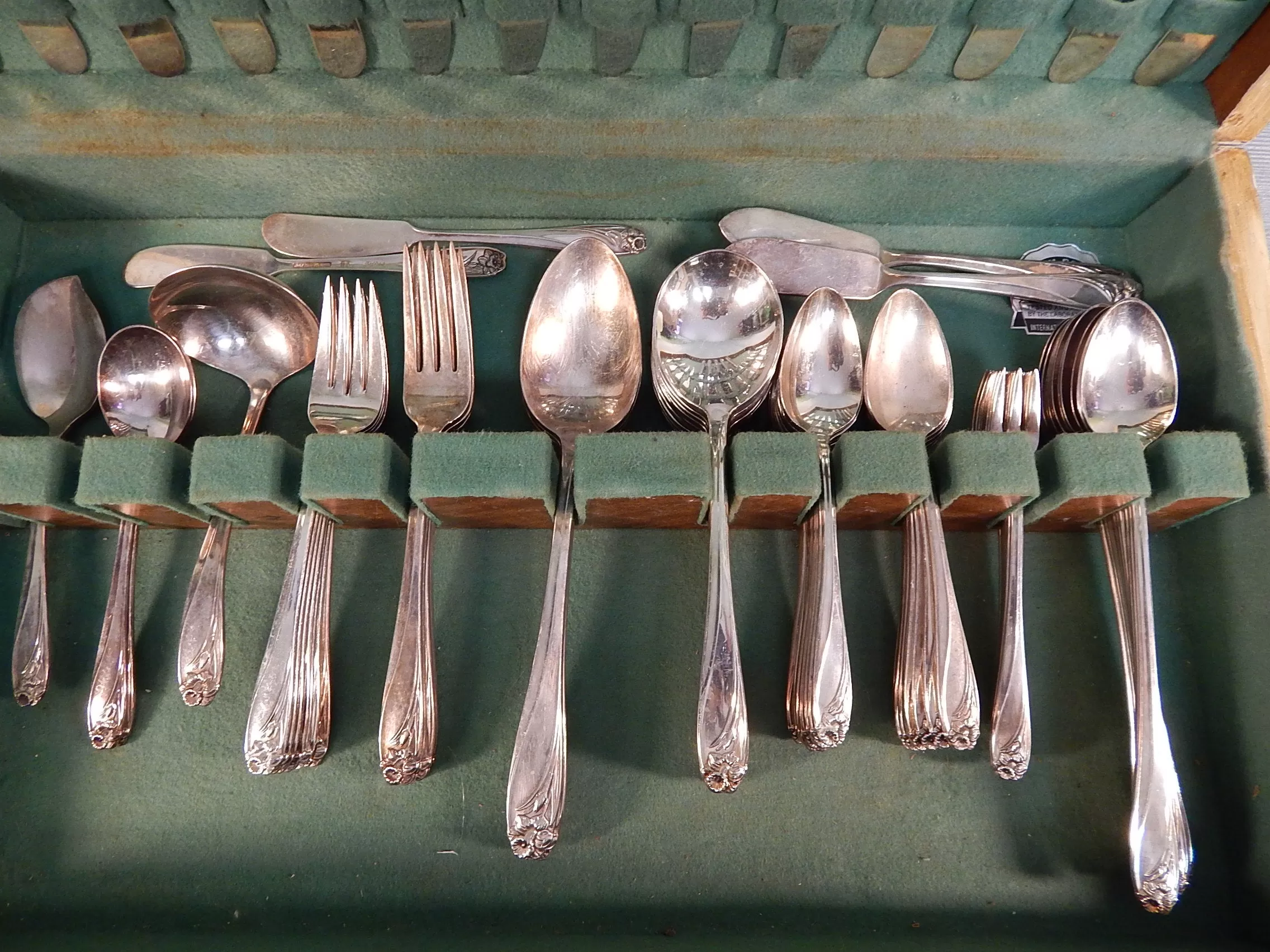 Vintage Rogers Bros. Daffodil Silverplated Flatware Set - 90 Pieces