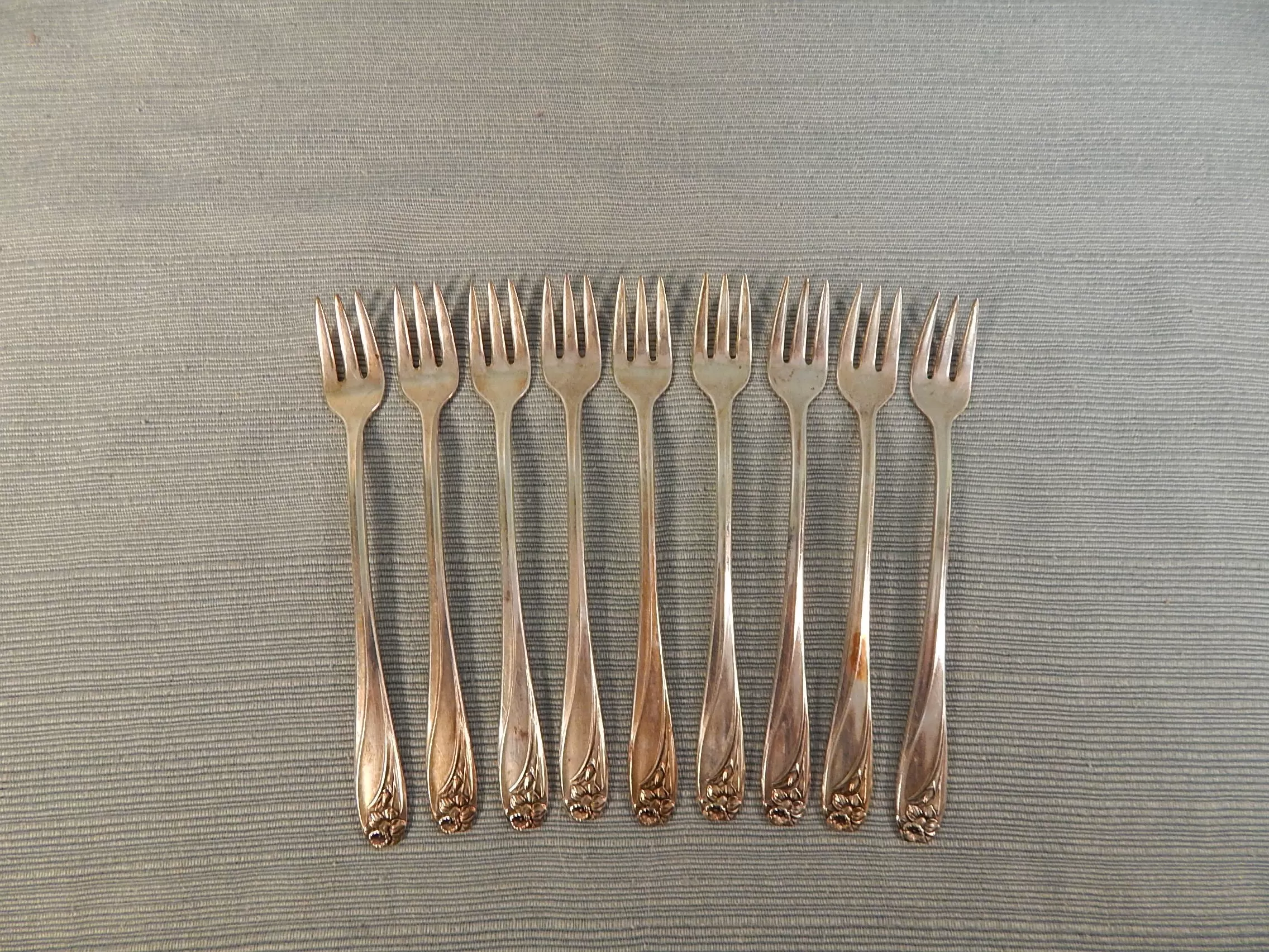 Vintage Rogers Bros. Daffodil Silverplated Flatware Set - 90 Pieces