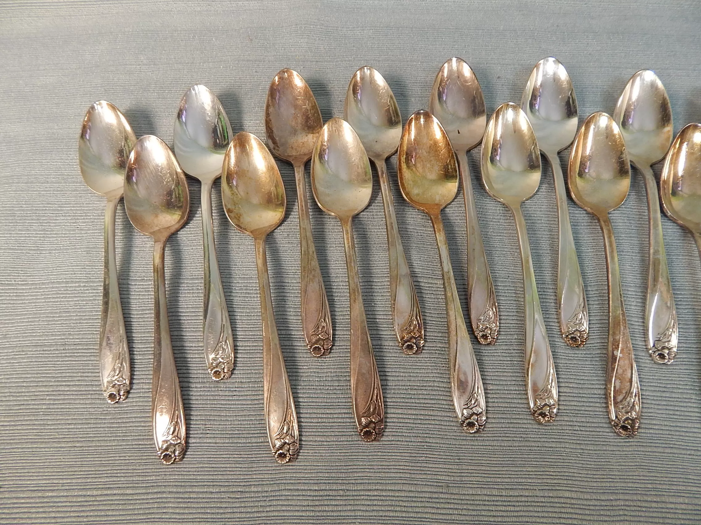 Vintage Rogers Bros. Daffodil Silverplated Flatware Set - 90 Pieces