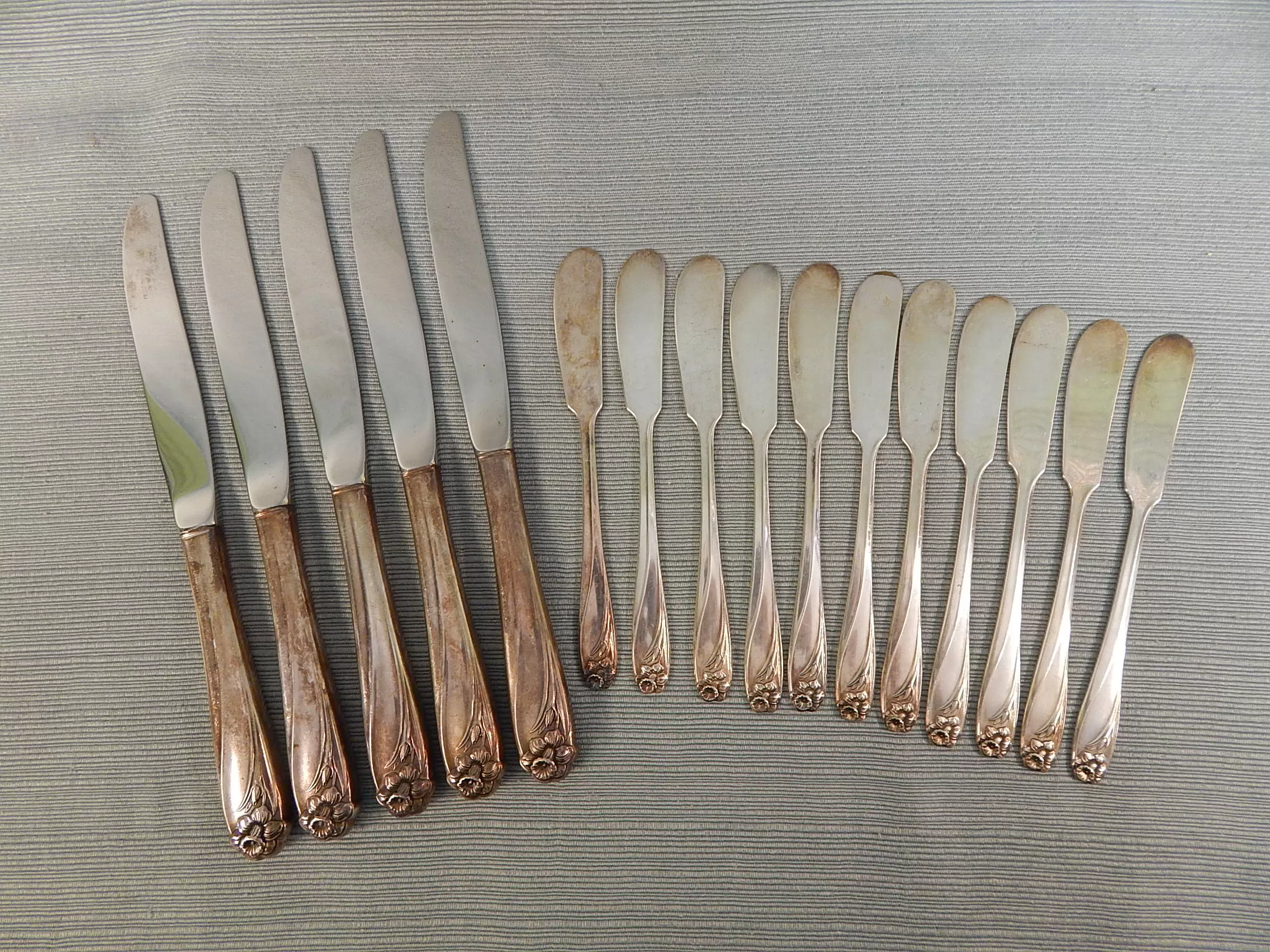 Vintage Rogers Bros. Daffodil Silverplated Flatware Set - 90 Pieces