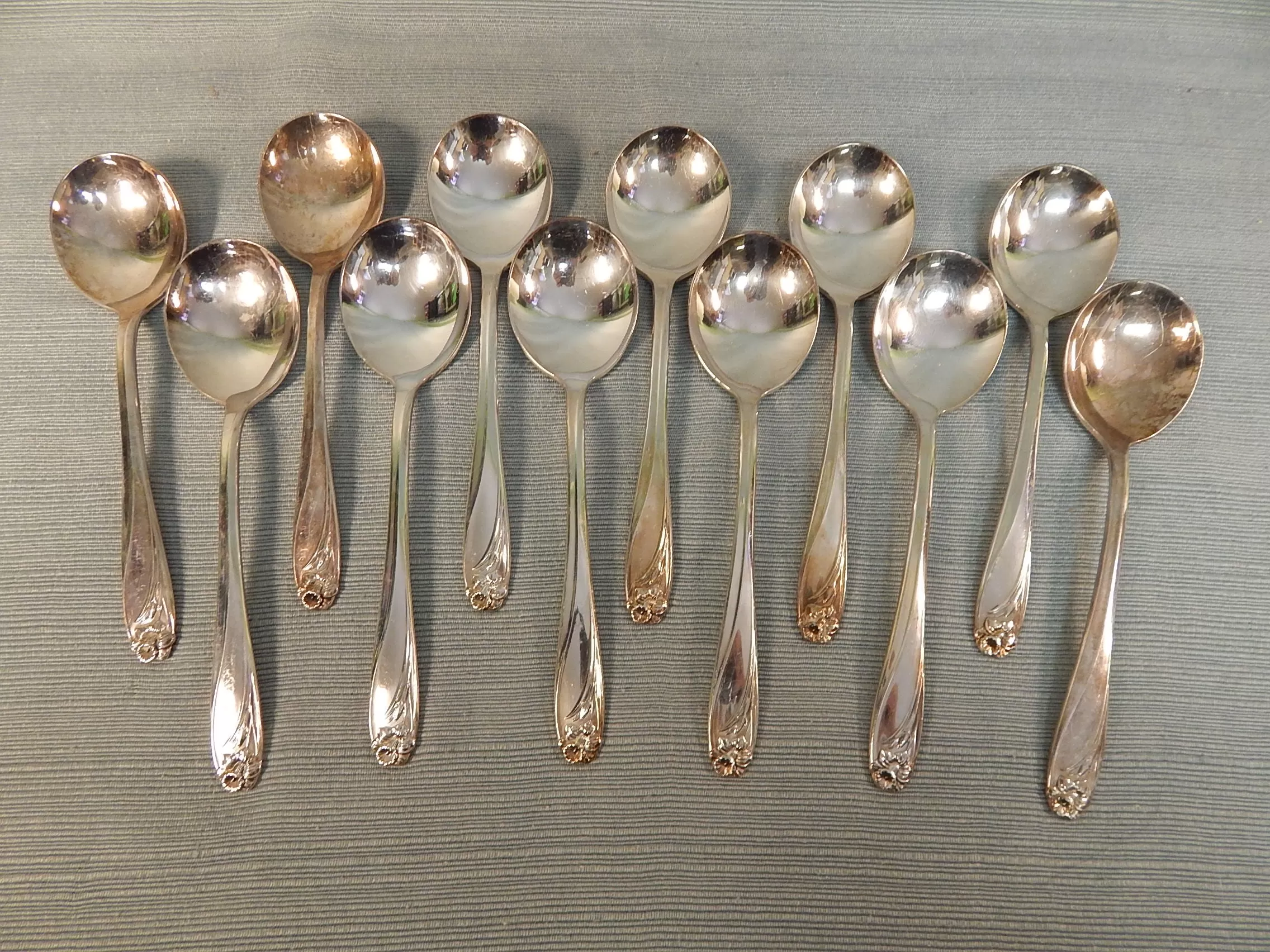 Vintage Rogers Bros. Daffodil Silverplated Flatware Set - 90 Pieces